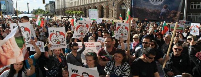 Масови протести в цялата страна по повод промените в Закона за закрила на детето