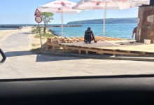 Нагли измекяри строят върху плажа и заплашват хората които снимат!